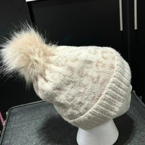 Steve Madden Blush Pink knitted faux fur pom-pom beanie 80% acrylic 20% nylon - Picture 4 of 6